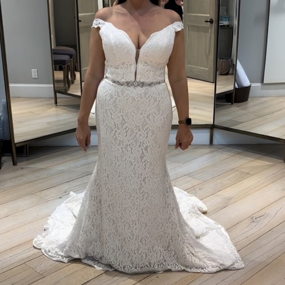 Kleinfeld’s Brand New, Never Worn, Never Altered Wedding Dress - Picture 6 of 7